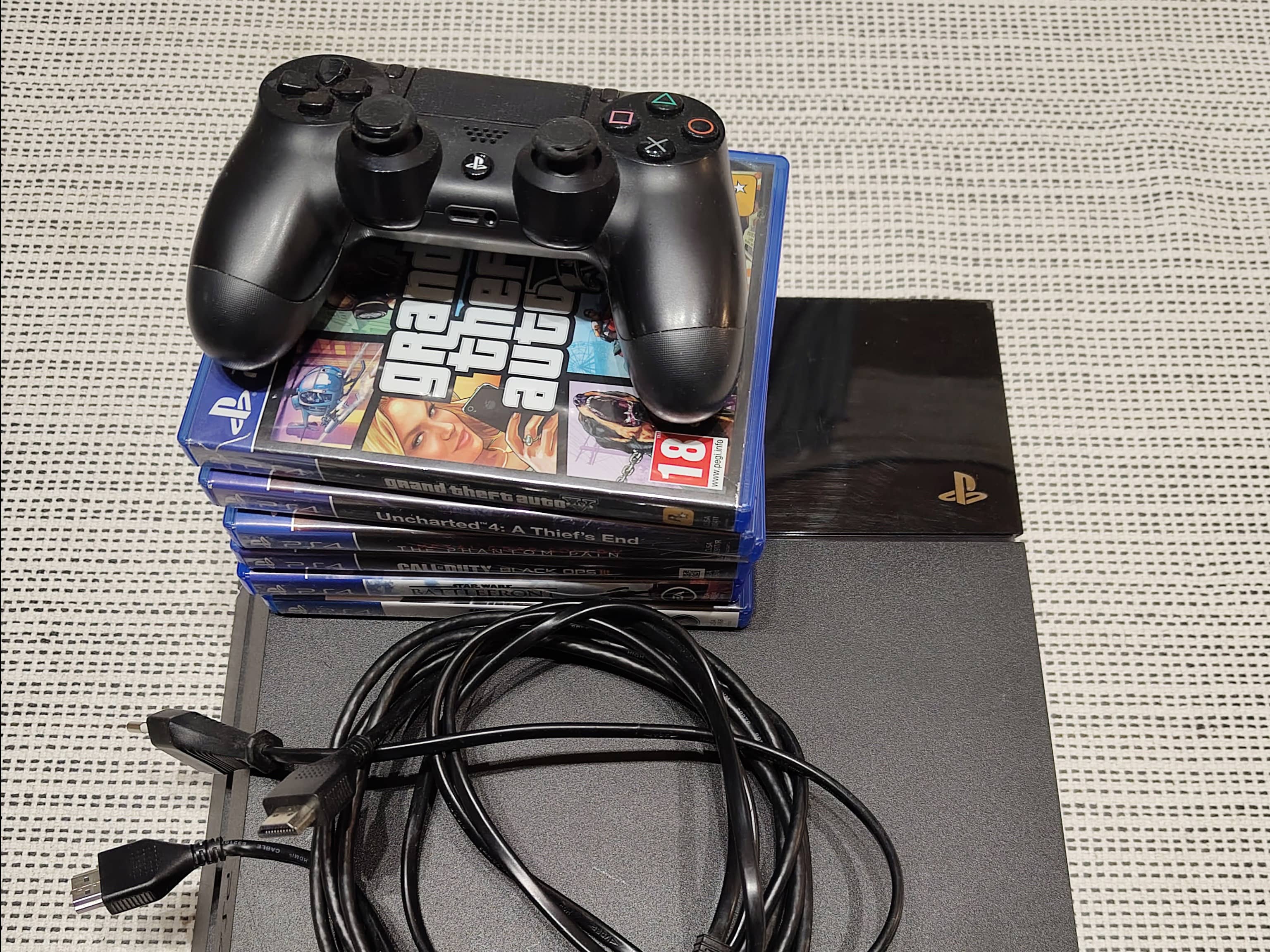 Playstation 4 500GB +6 žaidimai